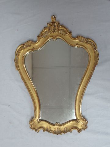 Null Gilded and stuccoed wood mirror. Rocaille decoration. 59 x 42 cm (some miss&hellip;