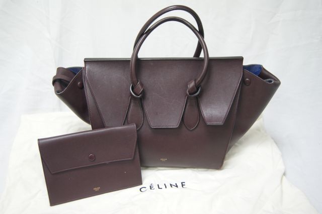 Null CELINE Grand sac en cuir marron. Intérieur bleu. 26 x 40 x 21 cm (très légè&hellip;