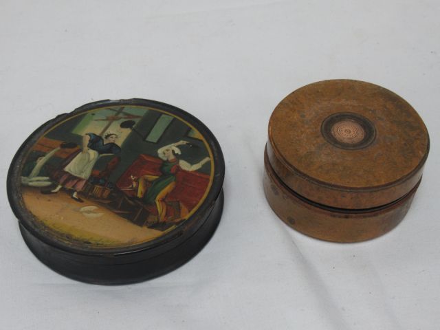 Null 一套两个圆盒，一个是带丝印装饰的煮沸纸板，另一个是木制的（里面是金色的玳瑁，非常破损）。6-8厘米