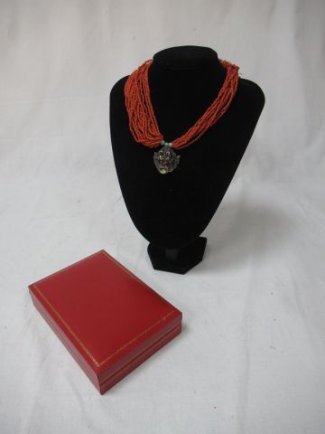 Null ASIEN Mehrreihige Halskette aus Korialperlen, verziert mit einem Metallmask&hellip;