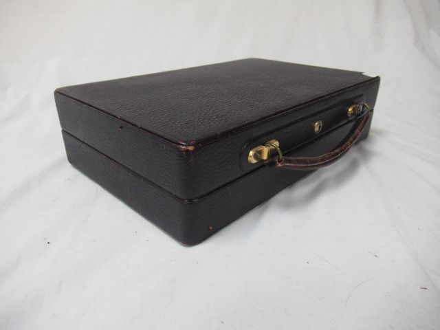 Null ETABLISSEMENTS MOYNAT (av de l'Opéra) 皮革旅行珠宝盒。长度：33厘米 带钥匙。在它的袋子里。约1900年。