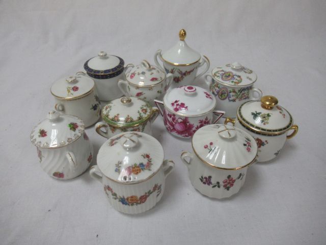 Null Lot of porcelain cream pots, including Limoges. (hair, wear to the polychro&hellip;