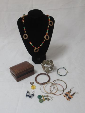 Null Lot de bijoux fantaisies comprenant bracelets , pendant d'oreilles en bois &hellip;