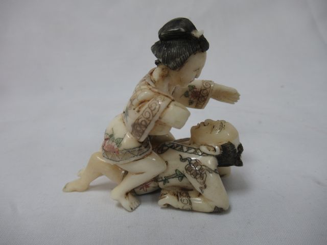 JAPON Groupe érotique en ivoirine, composé de deux personnages. 6 cm