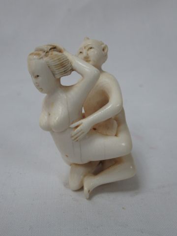 Null JAPON Groupe érotique en ivoirine, composé de deux personnages. 4 cm
