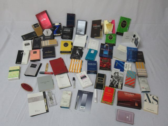 Null Lot d'échantillons de parfum ( plein) dont Chanel , Ted Lapidus , Guerlain &hellip;