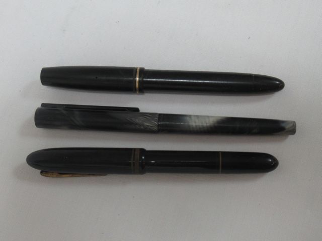 Null Lot de 3 stylos plumes anciens en résine et bakélite. (usure, une plume en &hellip;