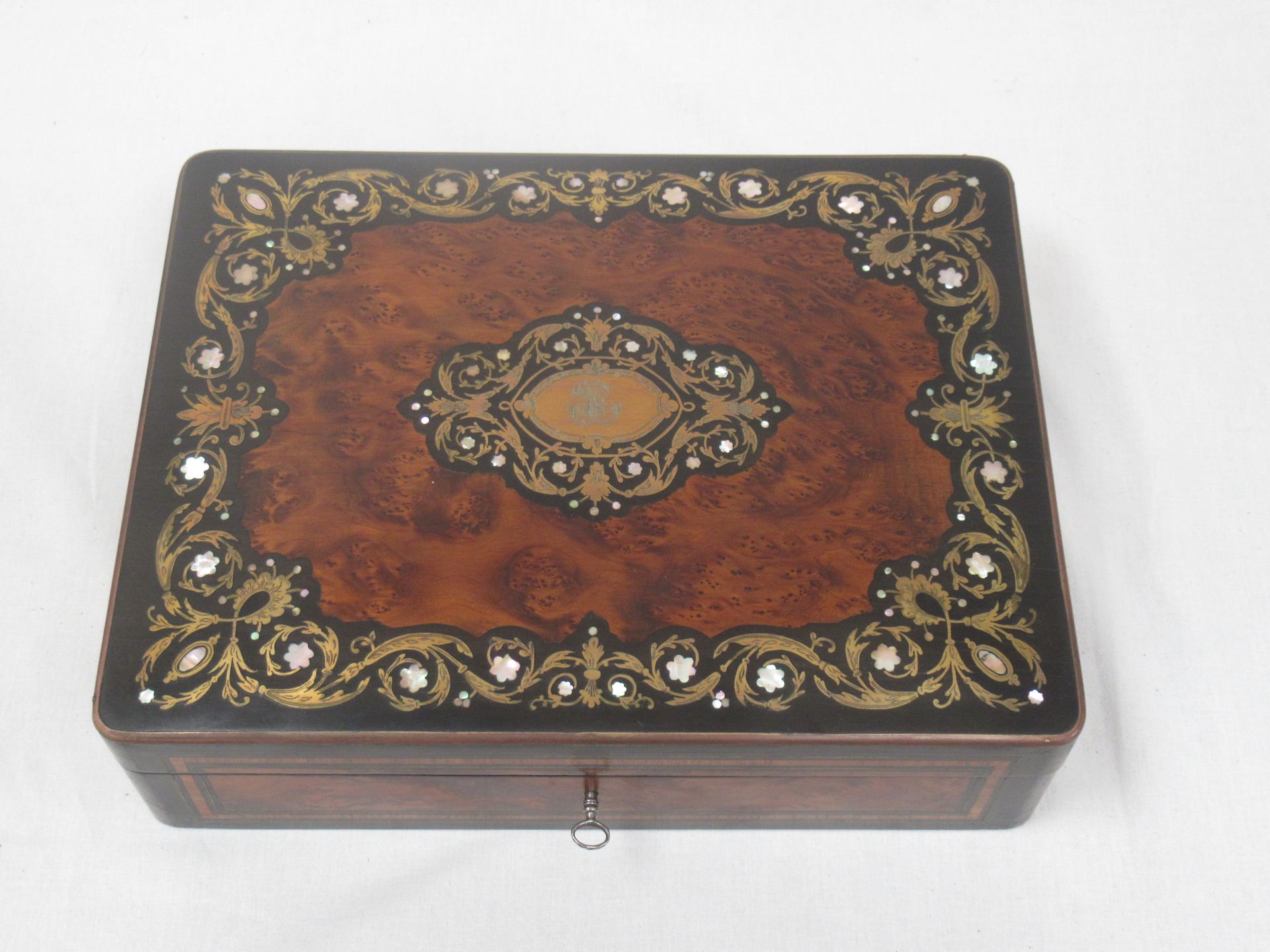 Null 树瘤和玫瑰木皮令牌盒，黄铜和珍珠母镶嵌装饰。加密的卷轴。拿破仑三世时期，8 x 30 x 23厘米。有了它的钥匙。含有珍珠母的令牌。