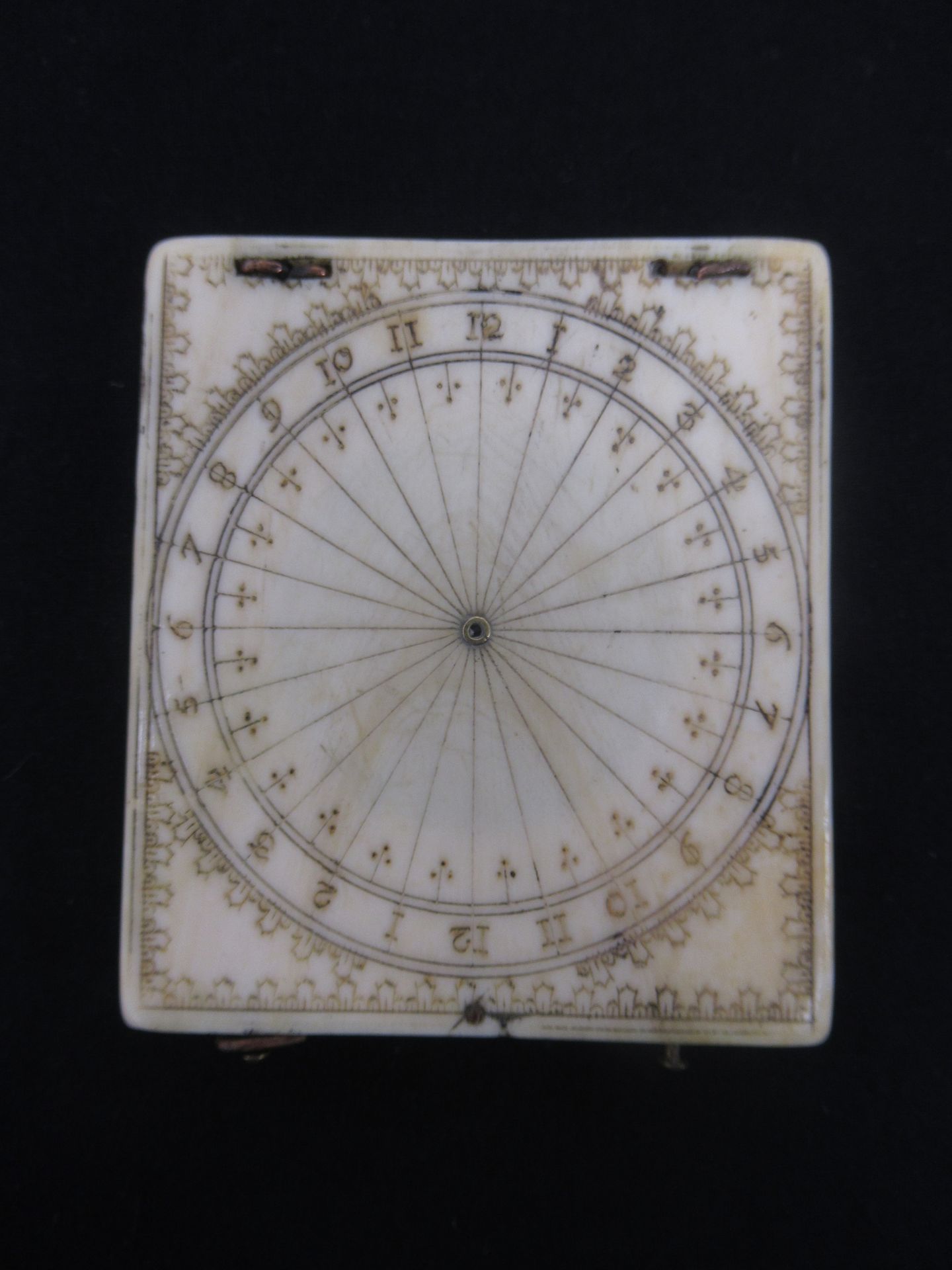 Null Reloj de sol de marfil. Siglo XVIII. 6 cm