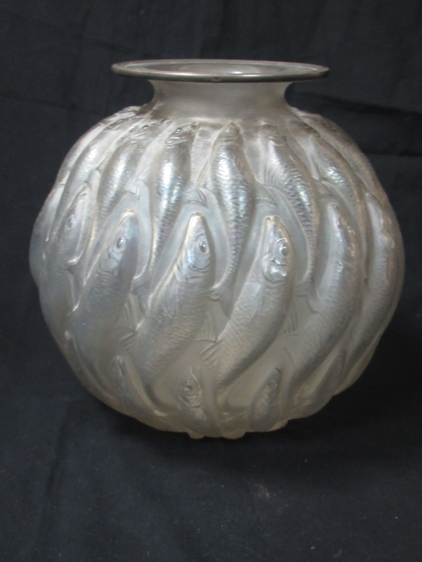 Null R.法国LALIQUE公司压制/成型的水晶球花瓶，型号为 "Marisa"（或称扭曲的鱼）。创建于1927年，1947年后不再使用。在顶端签名。 高度&hellip;