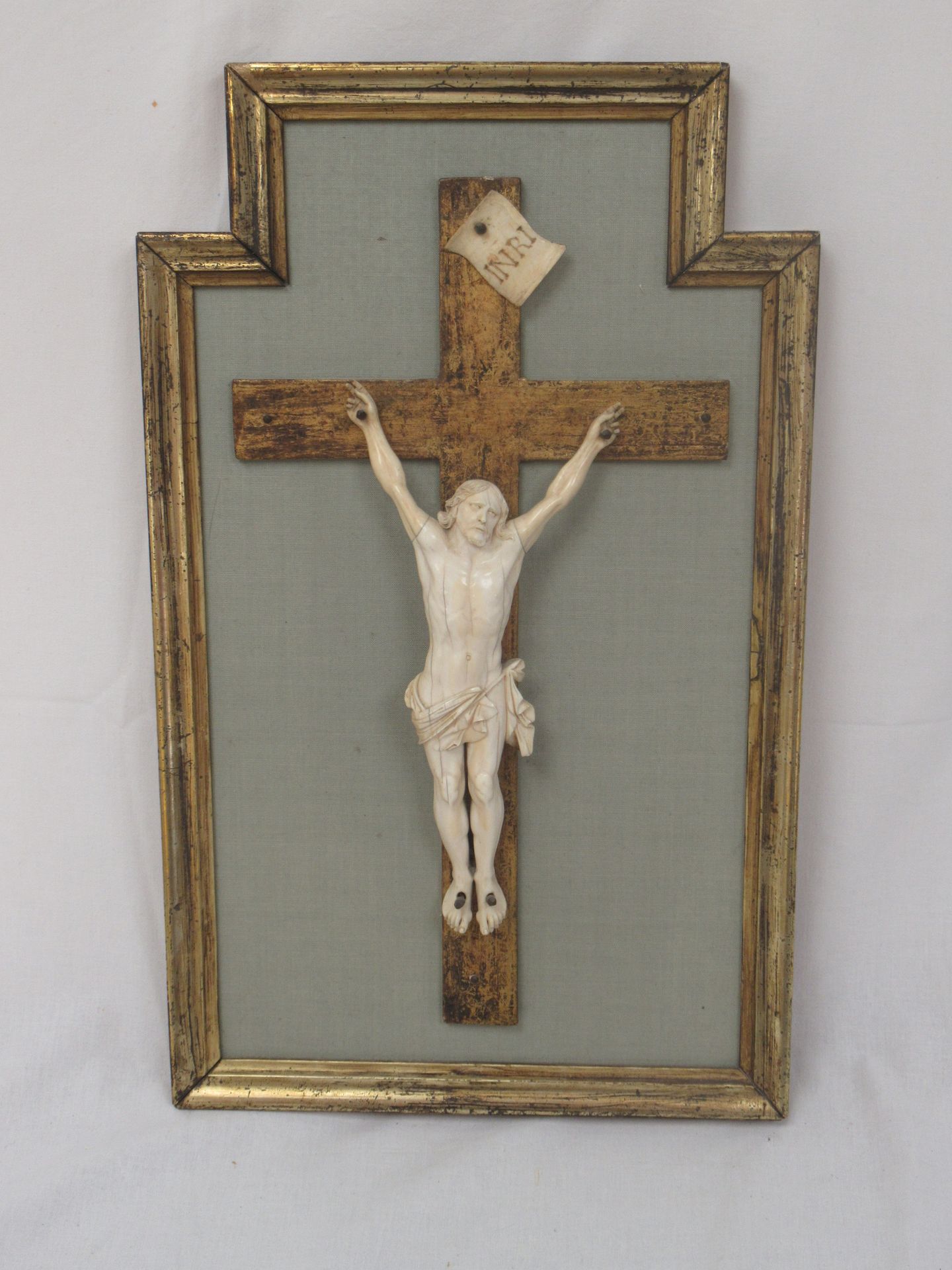 Null 穿着象牙的基督，在他的木制十字架上。18世纪。高度：22厘米 镀金木和织物框架 42 x 26厘米