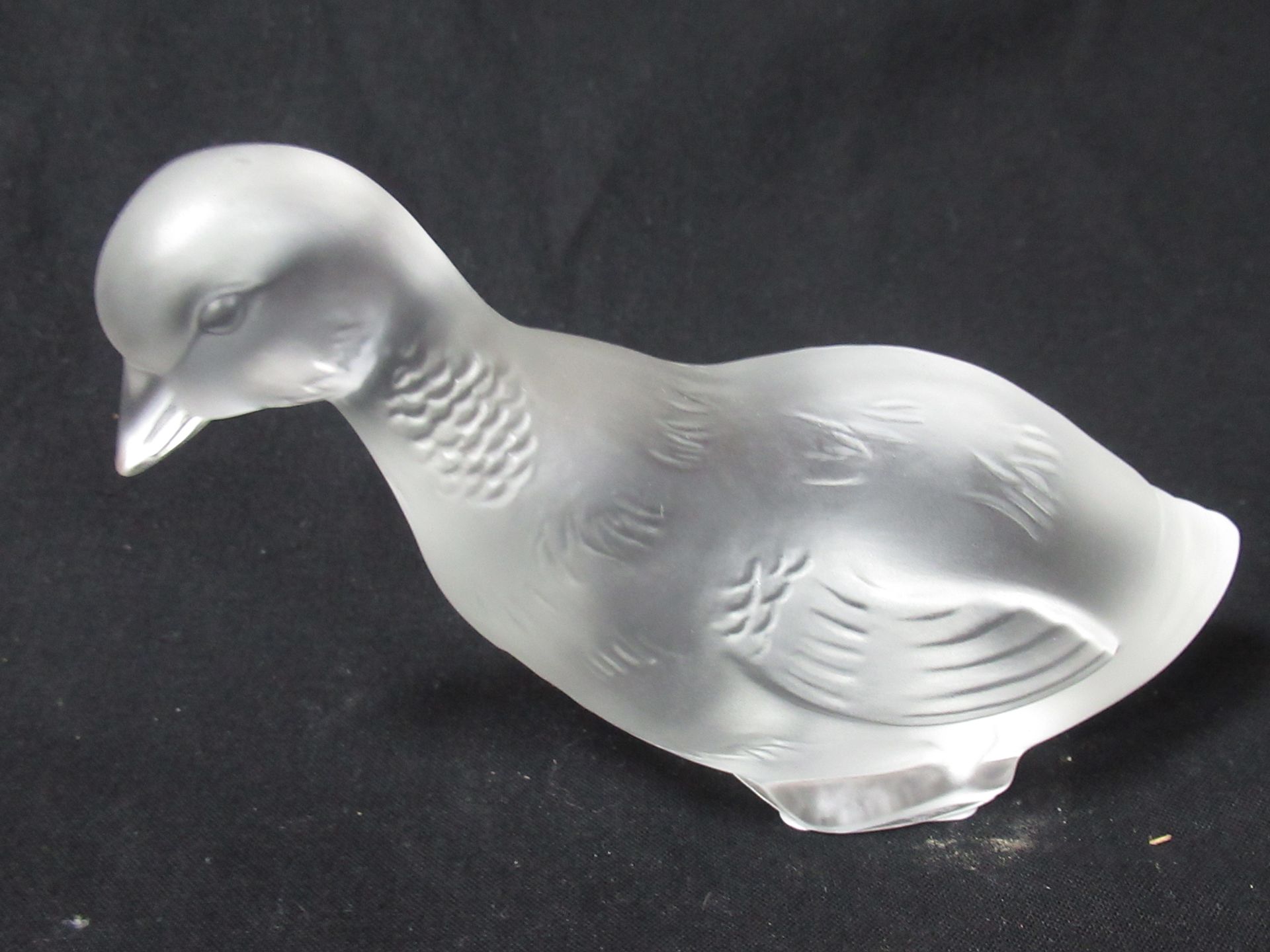 Null BACCARAT Sculpture en cristal blanc et dépoli, figurant un oiseau. 8 x 12 c&hellip;