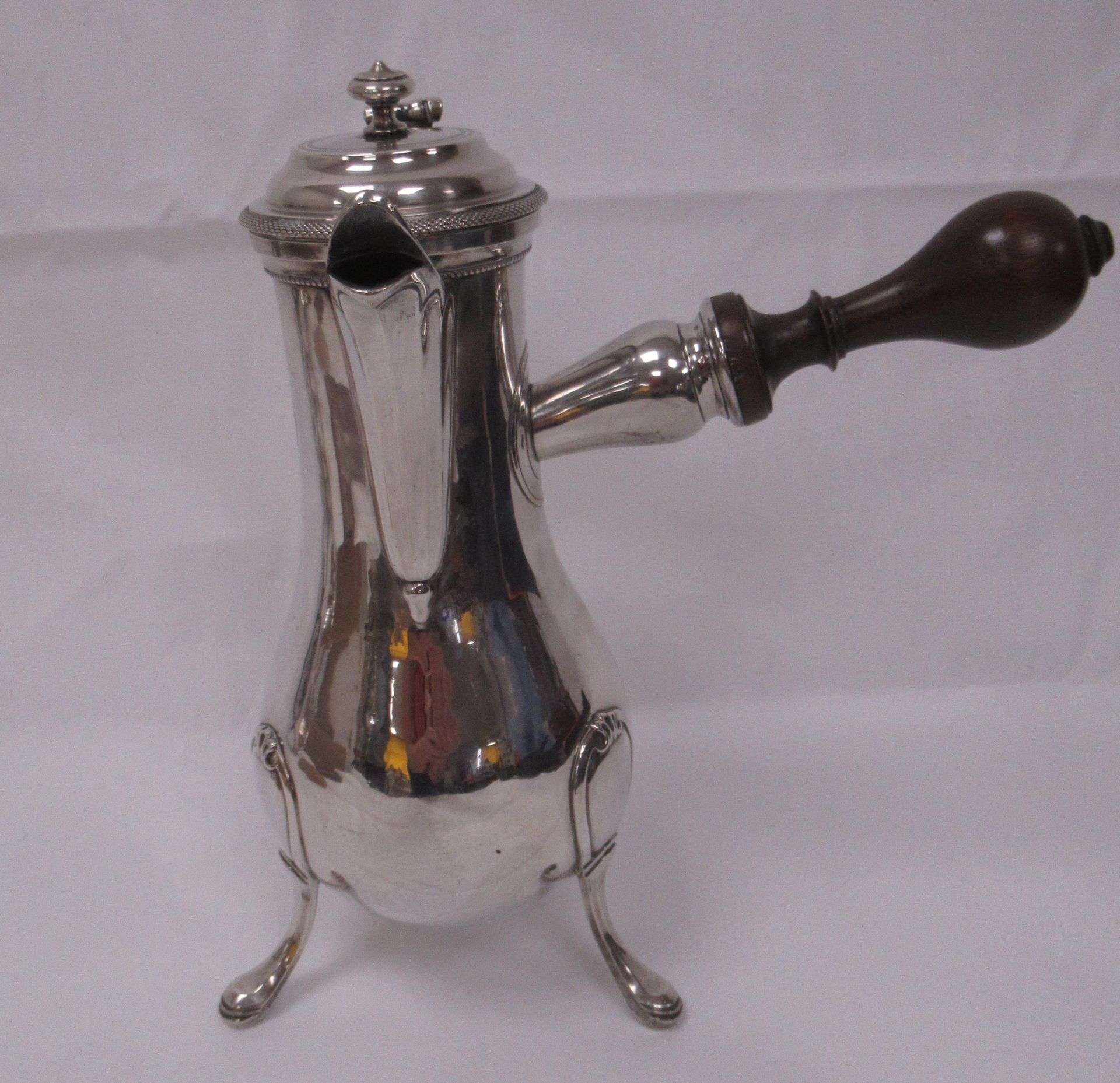 Null 银色的三脚架咖啡壶。木制侧把手。18世纪晚期（约1770/80）。高度：23厘米 毛重：675克