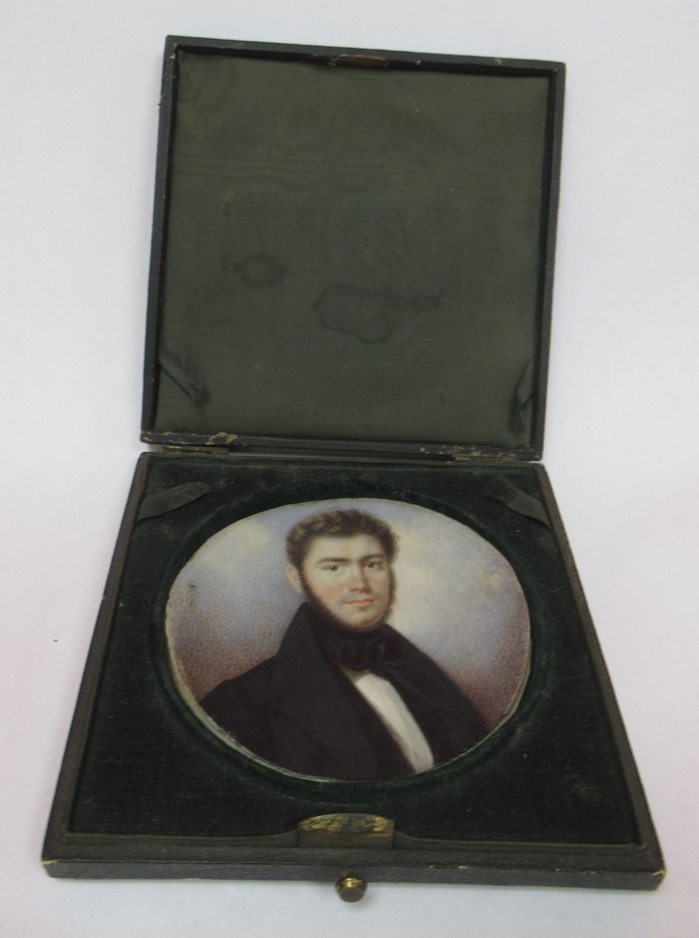 Null Miniatur auf Elfenbein, die einen jungen Mann darstellt. Durchmesser: 6 cm.&hellip;