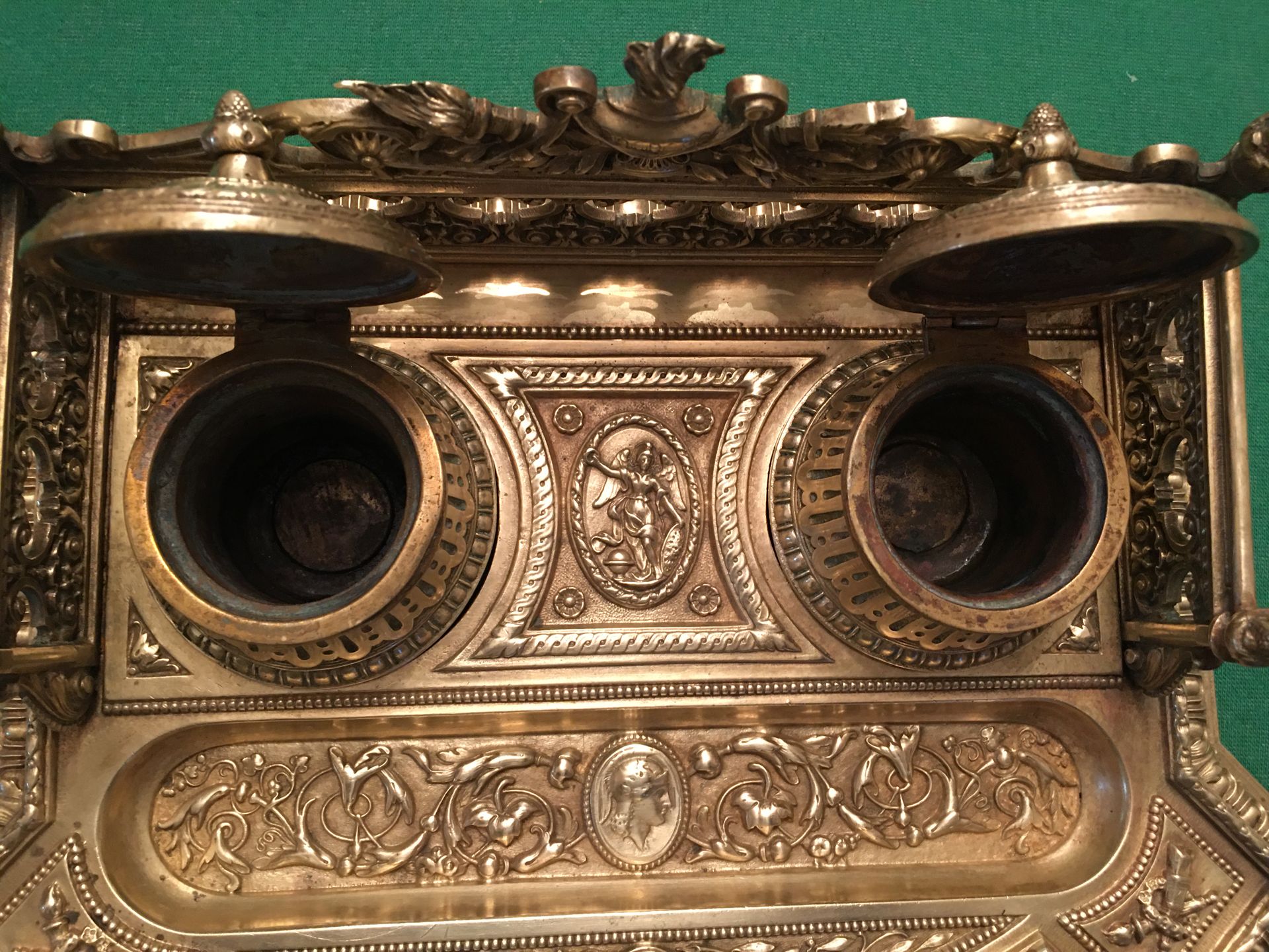Null Important encrier en bronze doré.Fin du XIXe siècle. 10 x 34 x 23 cm