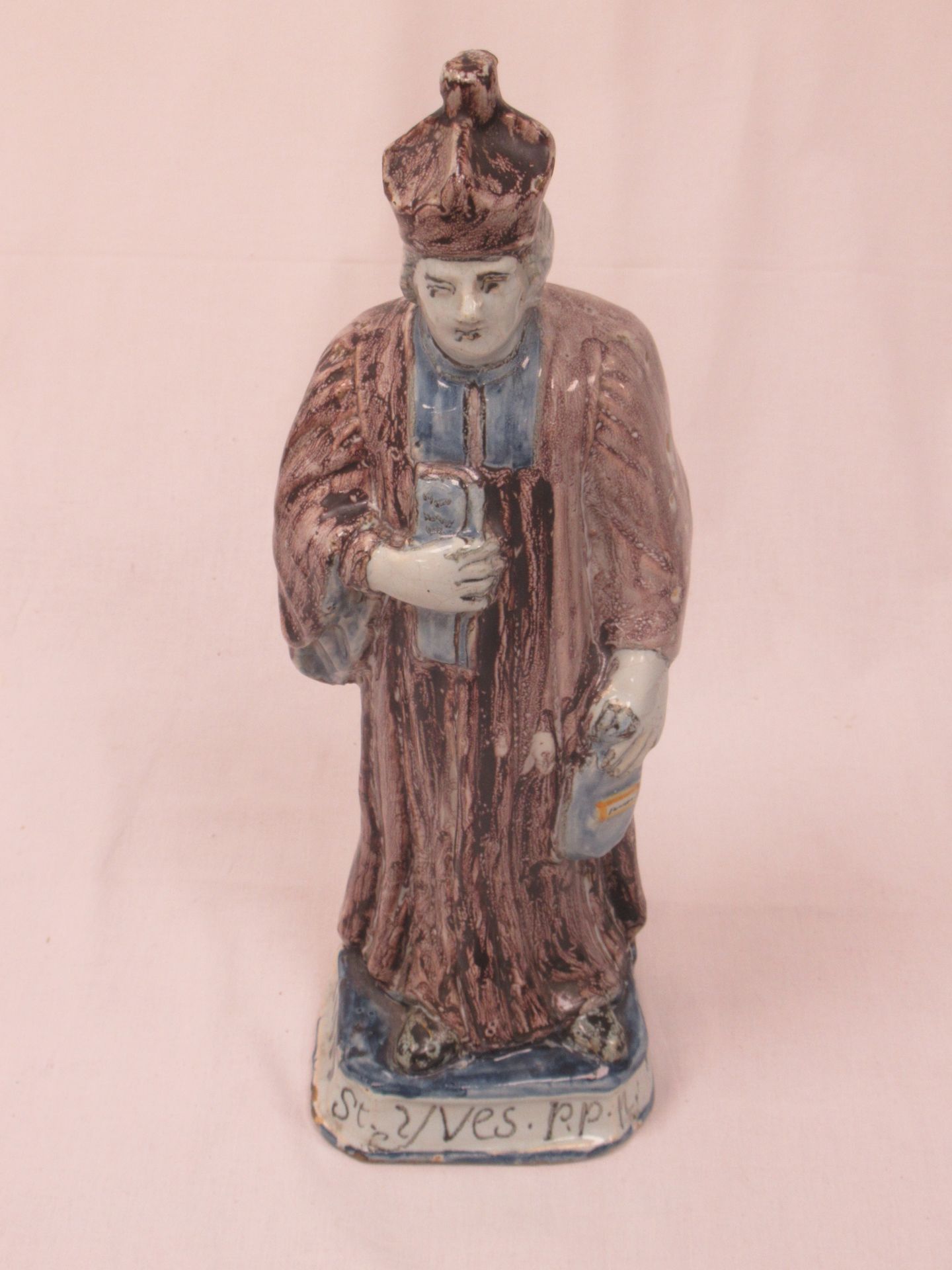 Null NEVERS Sculpture en faïence polychrome, figurant St Yves. XVIIIe. Haut.: 40&hellip;