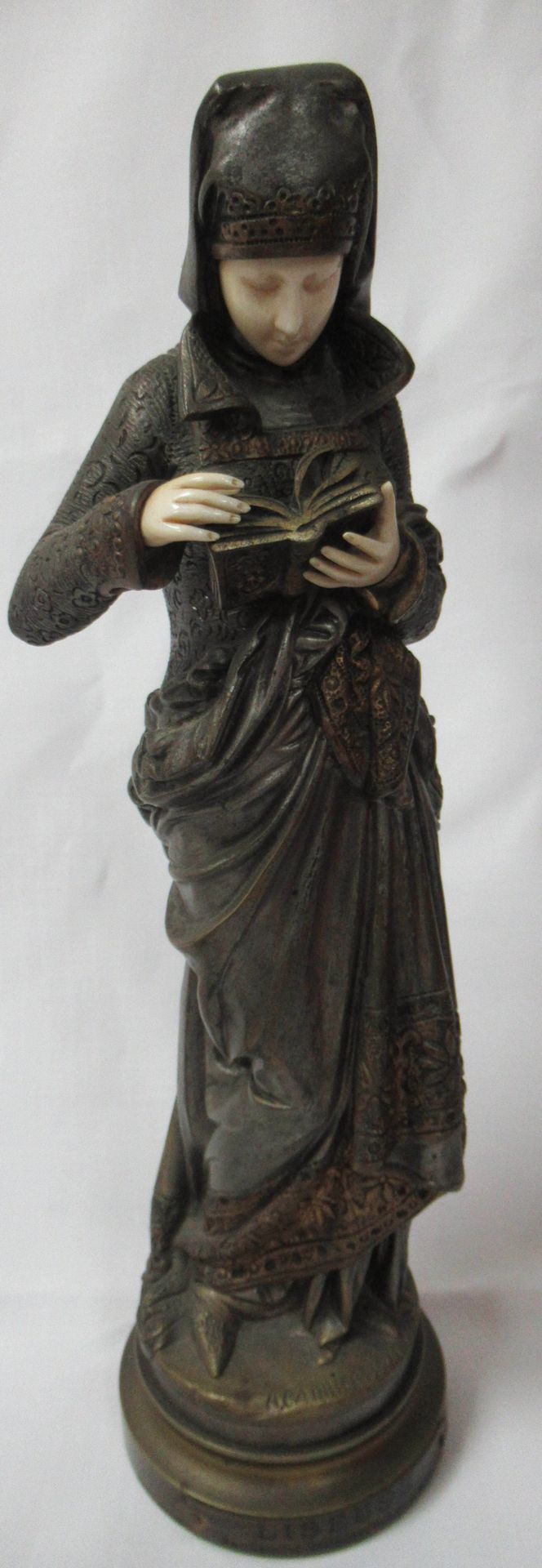 Null Nach Carrier-Belleuse "Liseuse" Chryselephantine-Skulptur. Höhe: 32 cm