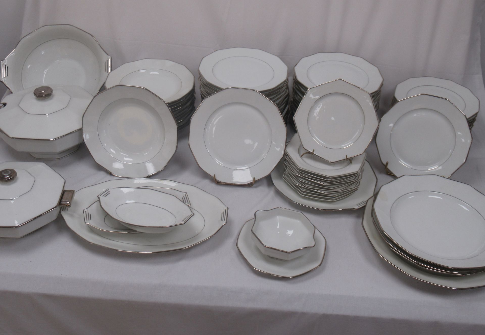 Null LIMOGES 白瓷器皿，带银色亮点。它包括：35个餐盘（装饰磨损），12个汤盘，12个甜点盘，11个蛋糕盘（有许多碎片，装饰磨损）及其盘子，1个汤锅&hellip;