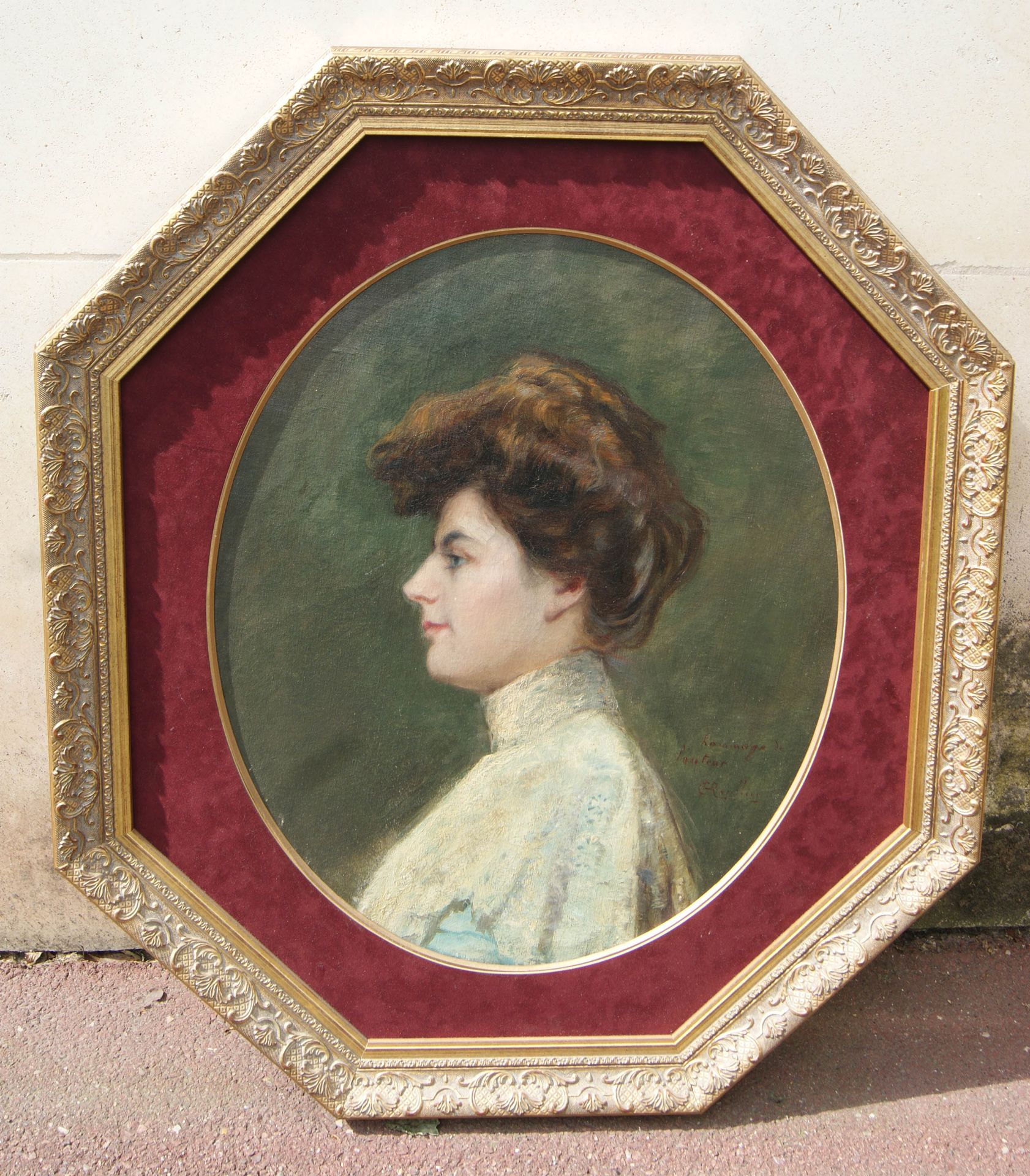 Null 1900年左右的法国学校（ROULLIER？）

"一个年轻女人的肖像"。

布面油画，有签名和题词

54x45厘米

灰泥和镀金的木质框架 76x&hellip;