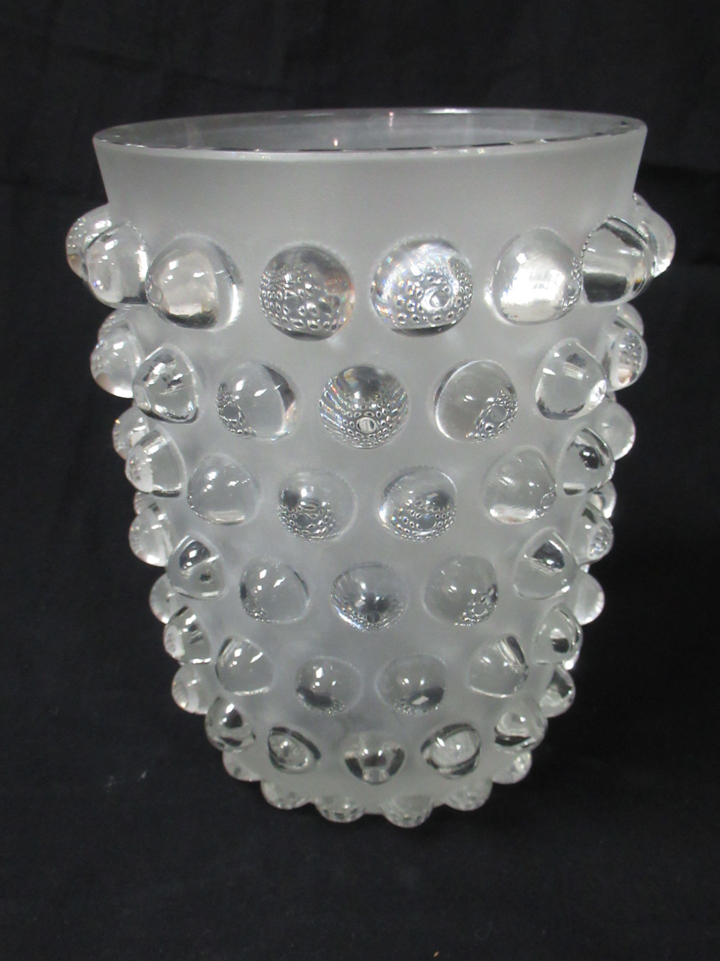 Null LALIQUE FRANCE Jarrón de cristal, decorado con bolas. Alrededor de 1970. Al&hellip;