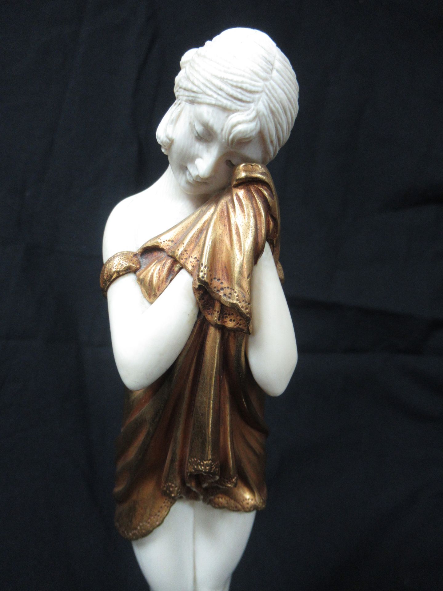 Null DEMETER H. CHIPARUS (1886-1947) "Bather" Chryselephantine 雕塑。高度：25厘米 黑色大理石底&hellip;