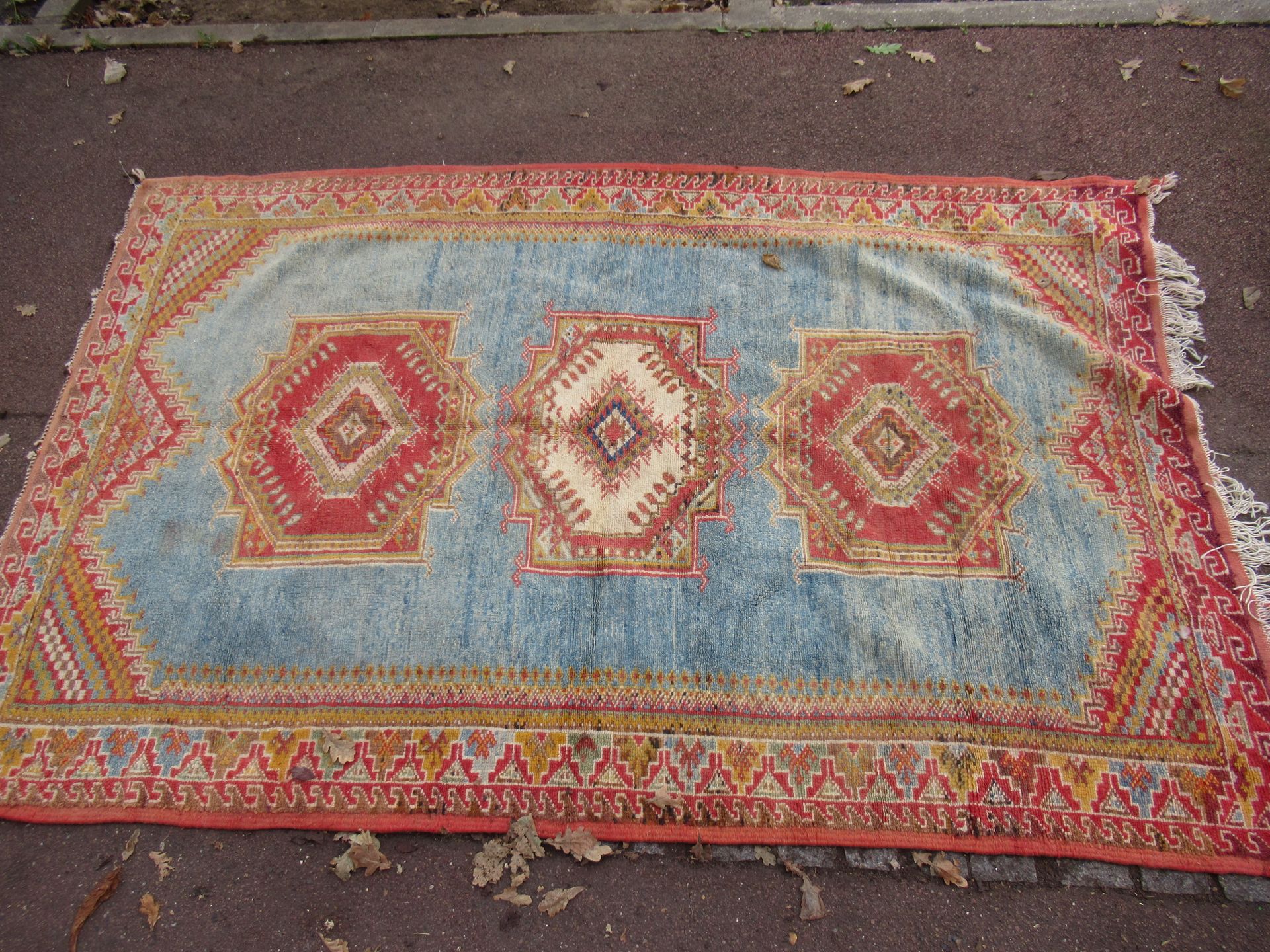 Null 摩洛哥 羊毛地毯，蓝色背景上的几何装饰，240 x 160厘米。