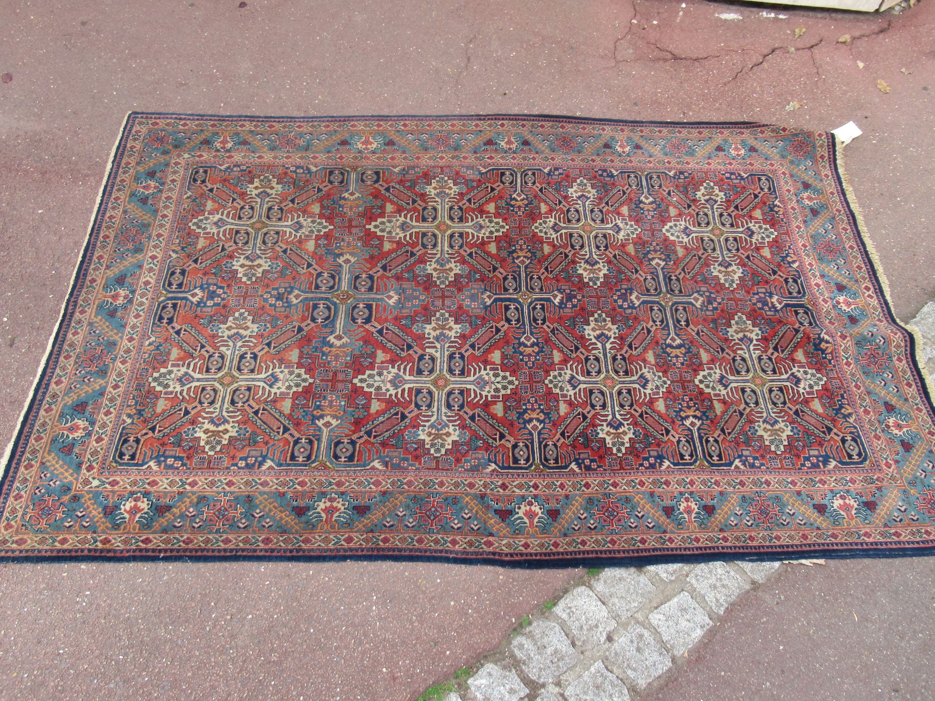 Null 古姆（GOUM）红蓝相间背景的几何图案羊毛地毯，140 x 215厘米