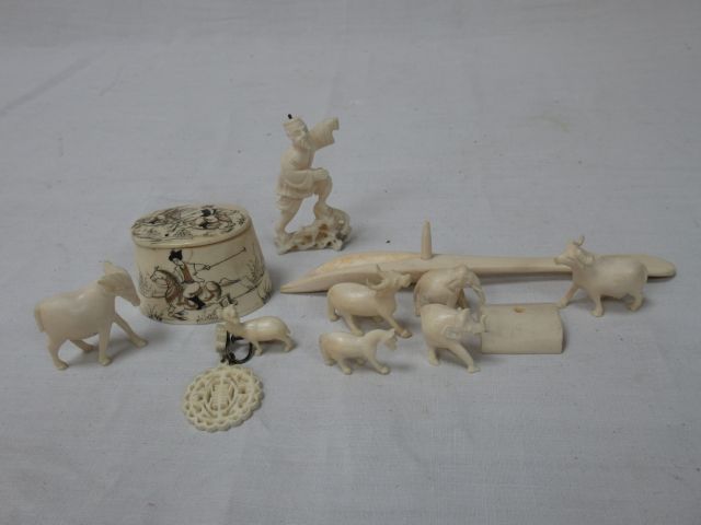 Null 象牙和骨头拍品，包括一个鼻烟盒，微型动物，一个人物。其中亚洲2-15厘米