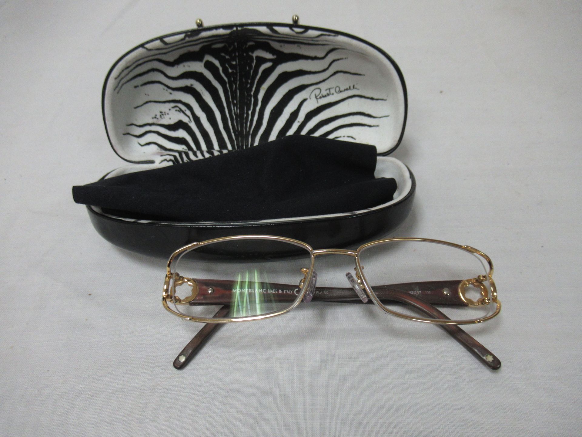 Null MONTBLANC 金属和树脂眼镜框。有矫正镜片。(有些磨损)。在罗伯托-卡瓦利的案件中。