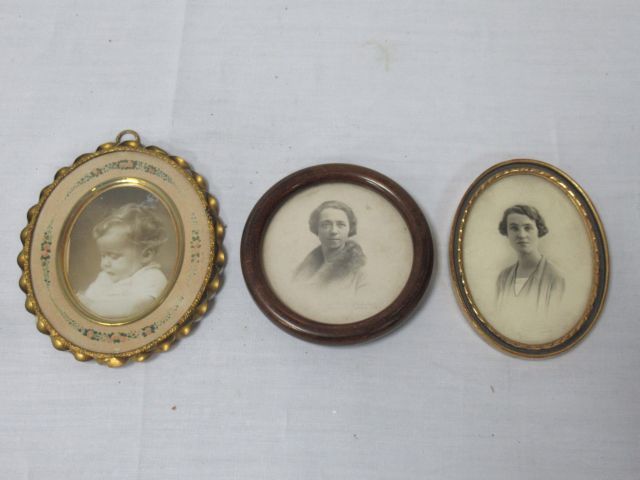 Lot de 3 cadres contenant des photographies anciennes. En bois et métal. 11-12 c&hellip;