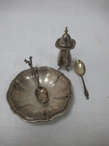 Null 银制品（800和Minerve），包括一个盐罐，一个盘子和2个小勺子。重量 :