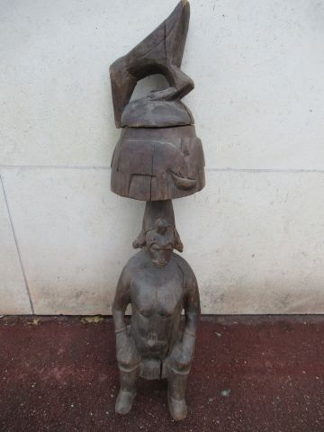 AFRIQUE Importante sculpture en bois, figurant un personnage féminin. La coiffe &hellip;