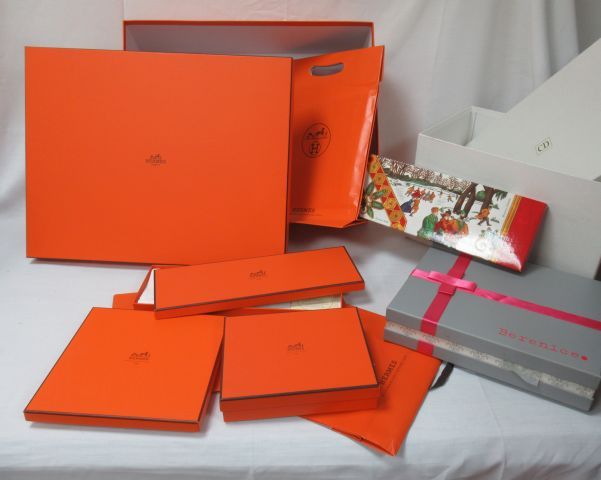 HERMES Lot of packaging, including a large Hermes box, s…