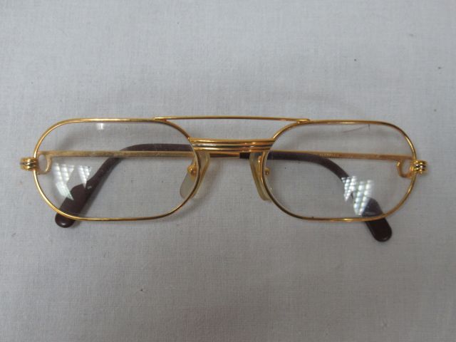 Null CARTIER Brillengestell aus vergoldetem Metall. Breite: 14 cm