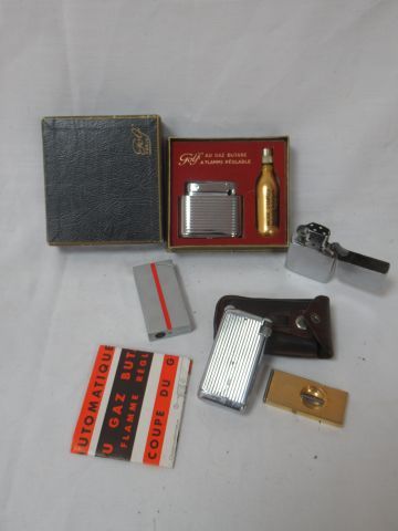 Null Lot of metal lighters. We joined a cigar cutter.