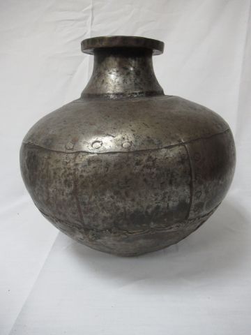 Null Vase pansu en métal. Hauteur 34 cm