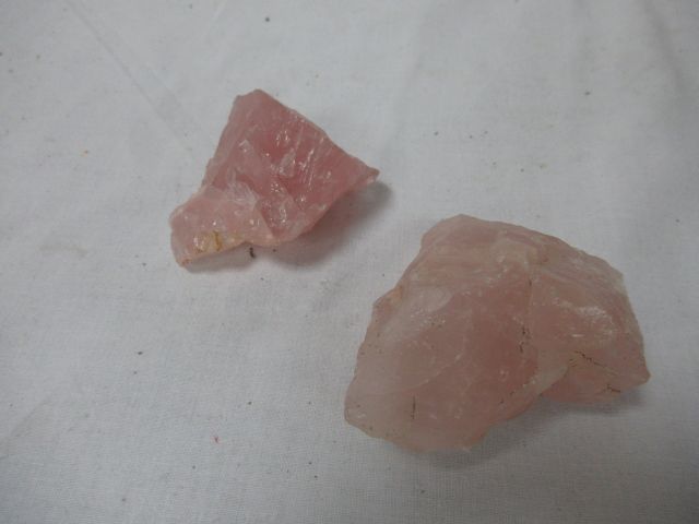 Null Conjunto de dos piezas de cuarzo rosa. 7 cm