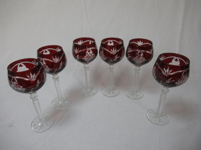 Null Suite of 6 glasses balloon out of cut crystal coloured. Height: 21 cm