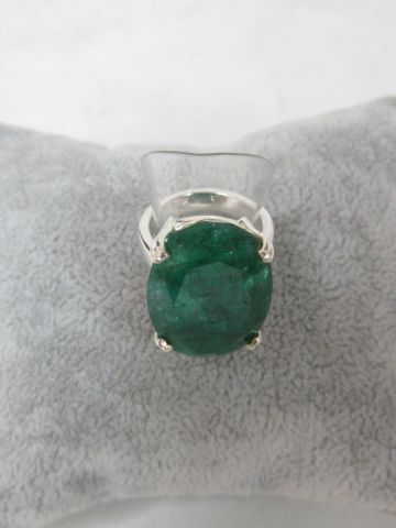 Null Silver ring, decorated with a cushion-cut emerald (36.40 carats). TDD : 59