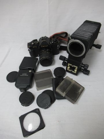 CANON Lot comprenant un appareil photo F-1 avec objectif FD 50 1:3.5,une chambre&hellip;