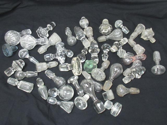 Null Strong lot of glass and crystal decanter stoppers. 7-12 cm (some chips)