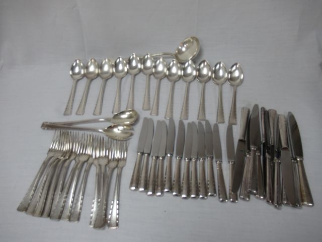 Null ERCUIS 镀银家庭套装的一部分，装饰艺术风格。它包括沙拉服务器，12个勺子，12个叉子，12把餐刀，12把甜点刀。附有另一型号的水瓢。