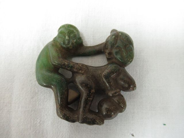 Null Petite sculpture en pierre dure, figurant une scène érotique. 5 cm