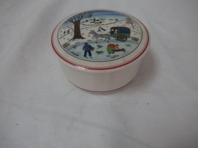 Null VILLEROY BOCH Earthenware candy box, with naive decoration. Model "Christma&hellip;