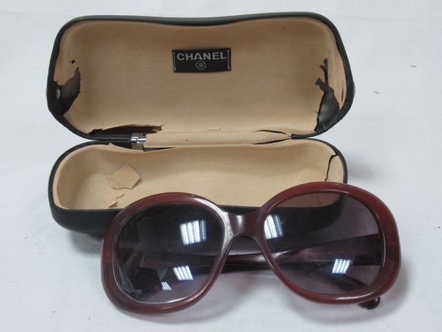 Null CHANEL Pair of burgundy resin sunglasses (scratched lenses, wear to the fra&hellip;