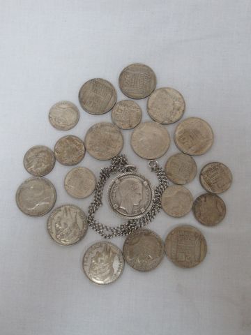 Null 一批银币，都灵：12枚20法郎（其中一枚被装在链子上作为吊坠），9枚10法郎。约1930年。重量：347克