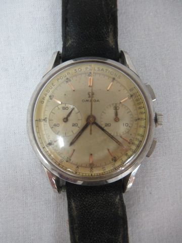 Null 欧米茄精钢男士手表。带着它原来的手镯。机械直径：33毫米 约1970年（表盘有坑，表带有腐蚀）。