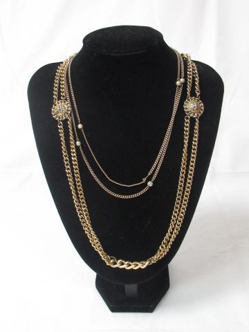 Null Lot in gilded metal, consisting of a belt (circa 1960) and a necklace.