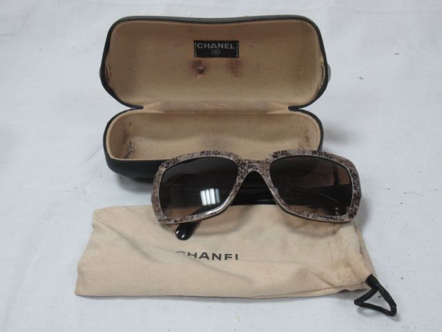 Null CHANEL Pair of sunglasses in resin, with printed decoration. In their pouch&hellip;