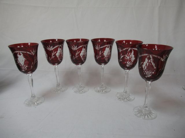 Null Suite of 6 colored cut glass glasses (painted). Height: 20 cm (wear, chips)